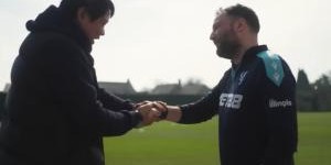 云开体育-跨越26年的重逢！范志毅在水晶宫训练场，见到当年与他合影的球童