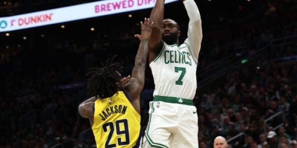 开云体育官网-15分大胜东部垫底队！布朗连续爆发，西亚卡姆32+10独木难支