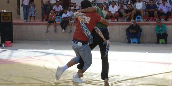 云开体育-摔跤比赛：丰富群众生活 助推乡村文化振兴