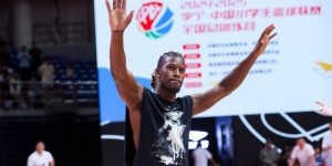 中国小学生篮球联赛全国总训练营收官 巴特勒粉丝见面会点燃全场