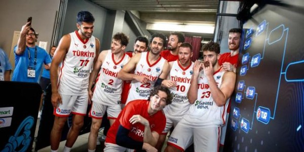 云开体育-最年轻三双先生！申京创纪录挺进四强：7胜0负冲冠