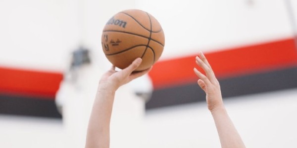 杨瀚森社媒更新休赛期训练动态：健身房苦练进行中🏋🏻